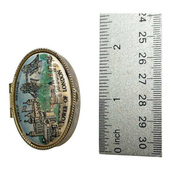 Vintage Souvenir Trinket Pill Box Oval Gold Tone Tower of London Tower Bridge - Picture 7 of 10